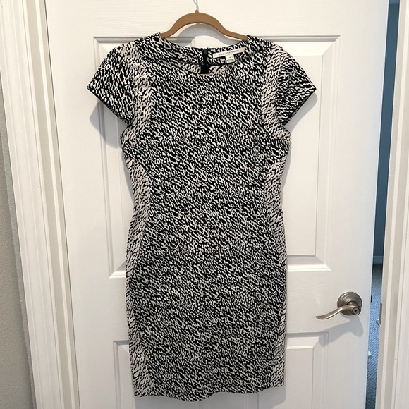 Diane Von Furstenberg Dresses & Skirts - EUC Diane von Furstenberg Short Sleeve Printed Dress - Sz 8